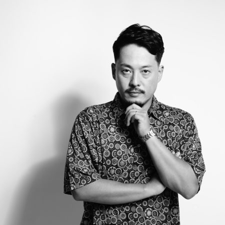 高橋文樹 顎に手を添えて正面を向いている